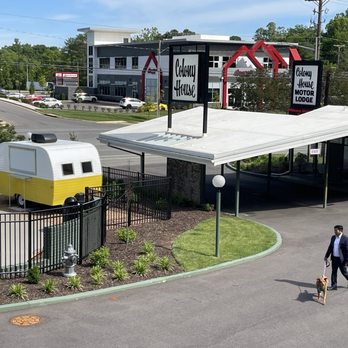 Colony House Motor Lodge - Pool snack camper and main entrance/exit - Hotels Near Me - Roanoke, Virginia