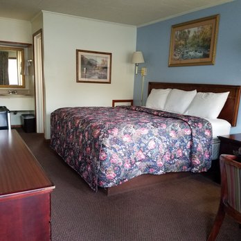Sapphire Inn - 1 King Sized Bedroom - Hotels Near Me - Franklin, North Carolina Sapphire Inn - 1 King Sized Bedroom - Hotels Near Me - Franklin, North Carolina