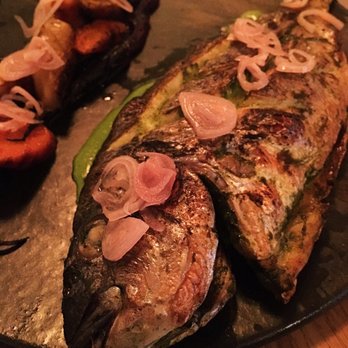 Captain Cooks Casino Logo und charakteristische Schiffssteuerrad-Ästhetik auf einem Bildschirm