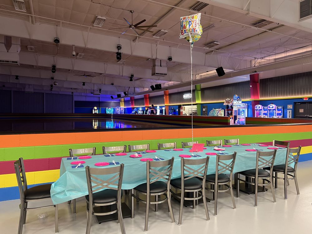 PICCADILLY PALACE Updated June 2024 15 Photos 181 Audrey Ln