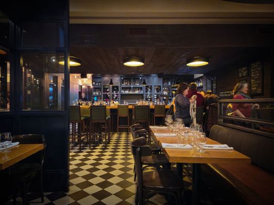 Les Cavistes | Bistro Bar à vin Boutique by null