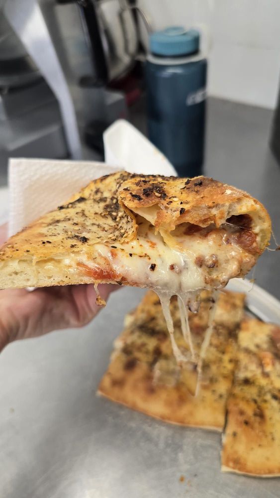Fratelli Pizza Truck Logo