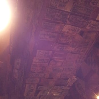 The Quay's - Des dollars et autres billets au mur - Irish Pub Near Me - Cannes, 06