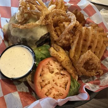 Butterbee's American Grille - Southwest Burger - 6.2/10. Great taste needed a sauce - American Near Me - Cincinnati, Ohio