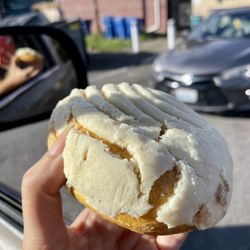 Pasteleria Y Panaderia La Ideal - Regular vanilla concha