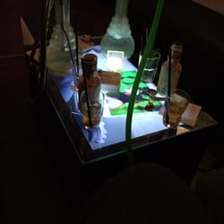 53 Cocktailbar & Lounge - Tisch mit eingelassenem Fernseher