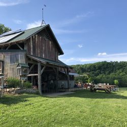 DreamAcres Pizza Farm - Pizza barn and picnic tables