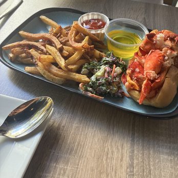 Lucky Lobster Co - Connecticut lobster roll - Seafood Near Me - Dunedin, Florida