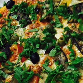 Al Difa - Vegetarische Pizza mit frisch belegten Rucola , eine kleine andere Auswahl an Pizzen bieten wir für Sie selbstverständlich noch an - Arabic Near Me - Berlin, BE