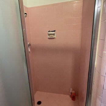Lone Pine Motel - Pink shower - Hotels Near Me - Garberville, California