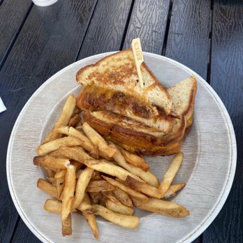 Klondike Kate's - BBQ Pork Mac N Cheese sandwich - Bars Near Me - Newark, Delaware