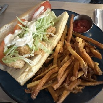 Castaways Steak & Seafood - Shrimp PoBoy - Bars Near Me - Port Jefferson, New York