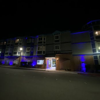 Inn At Rockaway - Hotel arrival at night - Hotels Near Me - Pacifica, California