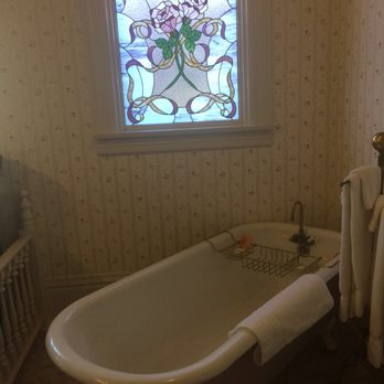 Gingerbread Mansion - Hotels Near Me - Ferndale, California