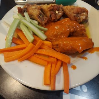 Hole In One - 6 Piece Bone-In Buffalo Wings, 3 Lemon Pepper & 3 Mild Buffalo - Bars Near Me - Montebello, California