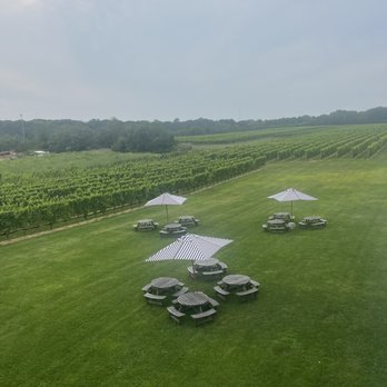Ev&Em Vineyards - Wine Tasting Room Near Me - Laurel, New York