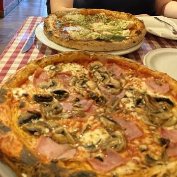 Trattoria La Pasta - Mushroom and ham pizza - Italian Near Me - Merida, YUC