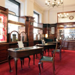 E B Meyrowitz - La boutique Meyrowitz à Paris, opticiens spécialisés dans les grandes marques de lunettes et le sur-mesure.