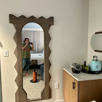Romer House Waikiki - Love the mirror - Hotels Near Me - Honolulu, Hawaii Romer House Waikiki - Love the mirror - Hotels Near Me - Honolulu, Hawaii