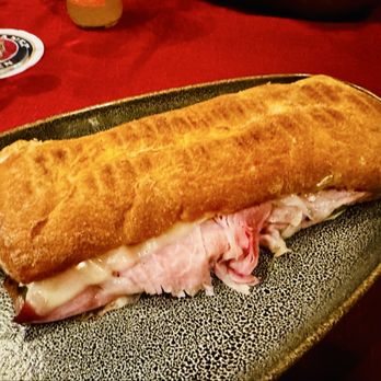 Kronestube - Alla Contadina: Speck (bacon), ham, cheese and lettuce - Pubs Near Me - Selva di Val Gardena, BZ