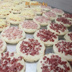 Met Doner Speed - Pane Bianco, Crema speciale della casa, Formaggio olandese, salumi ed amore son alcuni degli ingredienti dei nostri rinomati Snack, i KROKY!