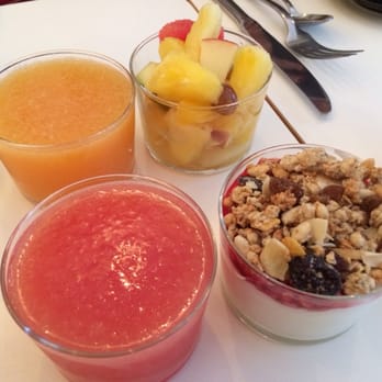 Cafe Madam - Fresh orange, grapefruit juice, granola cranberry yogurt and fruit salad - Coffee & Tea Near Me - Paris, 75