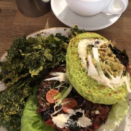 Burger with kale chips