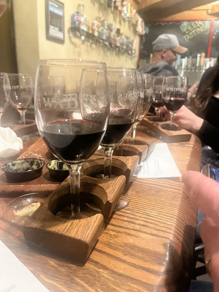 Wade's Wines Logo