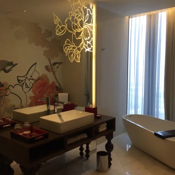 Mira Moon - Full Moon bathroom - Hotels Near Me - Hong Kong, HK