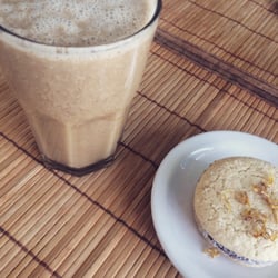 Be Prana - Licuado de Leche de almendras, pera y azúcar integral con un alfajor de maicena de harina integral y aceite. Sano y rico.