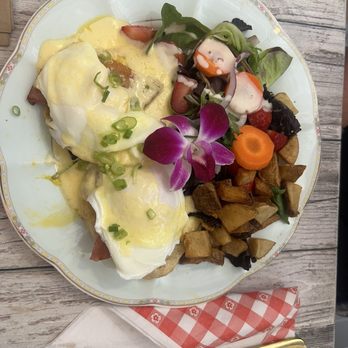 Farmhouse Blakeslee - eggs benedict - New American Near Me - Blakeslee, Pennsylvania