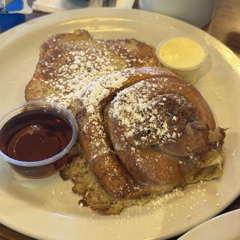 Mountain Oaks Cafe - Cinnamon roll French toast - American Near Me - Oakhurst, California