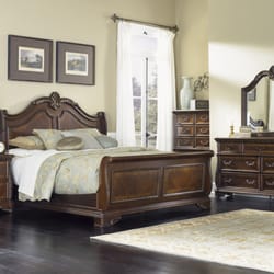 Presley's Furniture & Home Decor