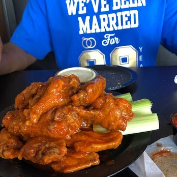 Duff's Famous Wings - American Near Me - Amherst, New York