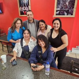 Grupo de amigas con el chef. Pedimos conocer al.creador de tan excelente comida. Grupo de amigas con el chef. Pedimos conocer al.creador de tan excelente comida.