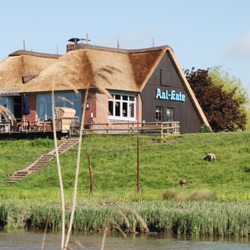Aal-Kate - Auf dem Deich der Pinnau gelegen, bietet die Aal-Kate mit Ihrem Terrassenbereich eine herrliche Ruhezone an warmen Sommertagen.