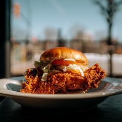 Kosmos Eatery - Big Mac Crispy Chicken!
Buttermilk fried chicken, homemade mac sauce, cheddar, pickles, onion, lettuce! LOCAL FAVOURITE!