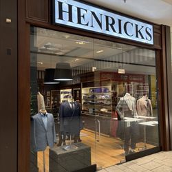 Storefront at Stoneridge Mall in PLEASANTON CA