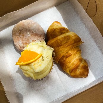 Curious Cat Bakery - Mimosa cupcake, croissant, and cookie butter donut - Vegan Near Me - Saint Petersburg, Florida Curious Cat Bakery - Mimosa cupcake, croissant, and cookie butter donut - Vegan Near Me - Saint Petersburg, Florida