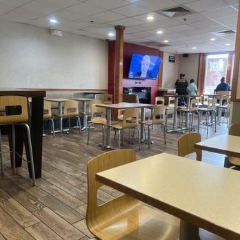 Wendy's - Dinning room. - Fast Food Near Me - Pinole, California
