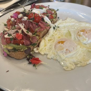 Twohey’s Restaurant - Avocado toast with over easy eggs - New American Near Me - South Pasadena, California Twohey’s Restaurant - Avocado toast with over easy eggs - New American Near Me - South Pasadena, California