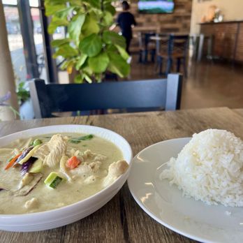 Singha Thai - Green curry with chicken - Thai Near Me - Kettering, Ohio
