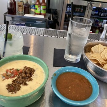 Uno Mas - Queso with ground beef, skinny margarita, chips, and salsa! Yum! - Tex-Mex Near Me - Dallas, Texas