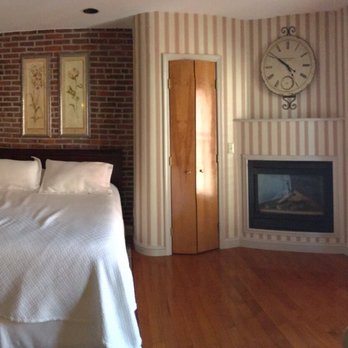 Penn's View Hotel - King suite - Hotels Near Me - Philadelphia, Pennsylvania