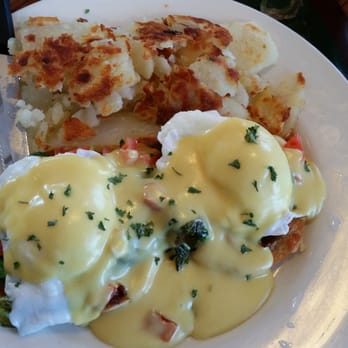 Maple N Jams Cafe - Florentine Benedict. Poached eggs on English muffins, bacon, tomatoes, spinach with hollandaise sauce. Yummy. Add good service. - American Near Me - Burbank, Illinois
