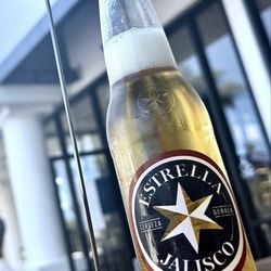 Santa Barbara Fish Market and Restaurant - Goleta - 83 degrees, fresh Oysters, Spicy Salmon Poké Bowls, Estrella Jalisco . . . perfect.