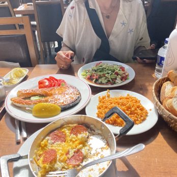 Akdamar Restaurant - Fried egg and sausage, salmon, Turkish rice, lentil soup and salads! So delicious! Kind and helpful service ! - Kebab Near Me - Istanbul, 34