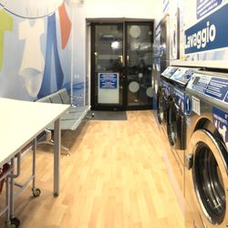 Laundromat Lavanderia Self Service Milano - Inside 5