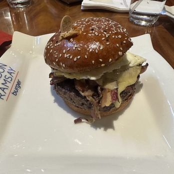 Gordon Ramsay Burger Las Vegas - Farmhouse Burger - Burgers Near Me - Las Vegas, Nevada Gordon Ramsay Burger Las Vegas - Farmhouse Burger - Burgers Near Me - Las Vegas, Nevada