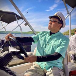 Wallenpaupack Boat Tours & Rentals - Photo op, "fake Captain"